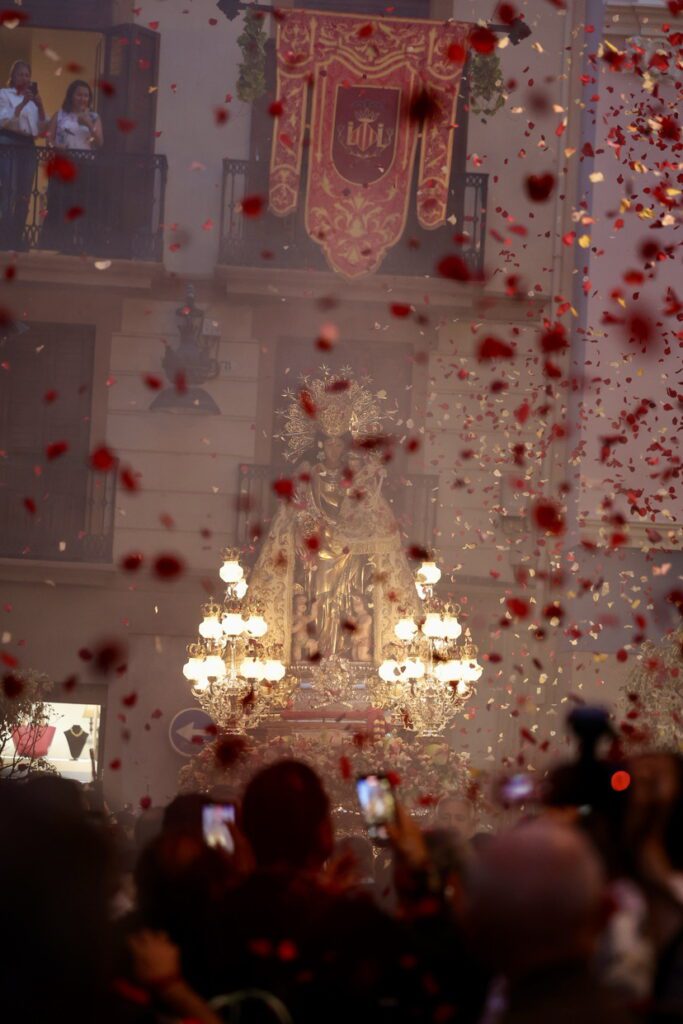 La Virgen procesionó a hombros por el Cap i Casal 59 IMG 2912