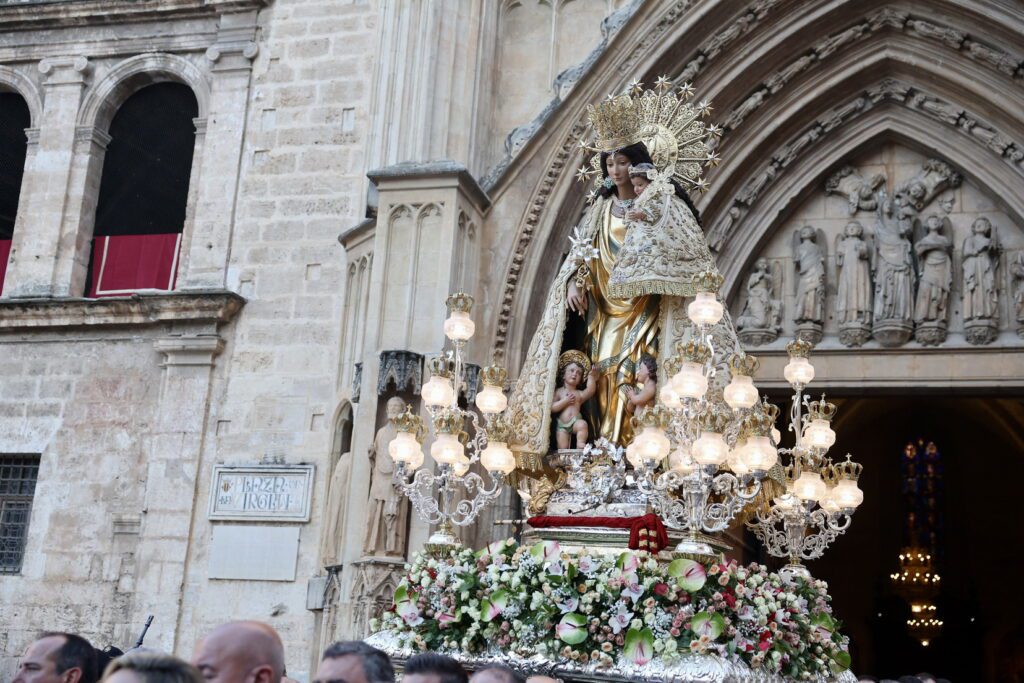 La Virgen procesionó a hombros por el Cap i Casal 43 IMG 2927