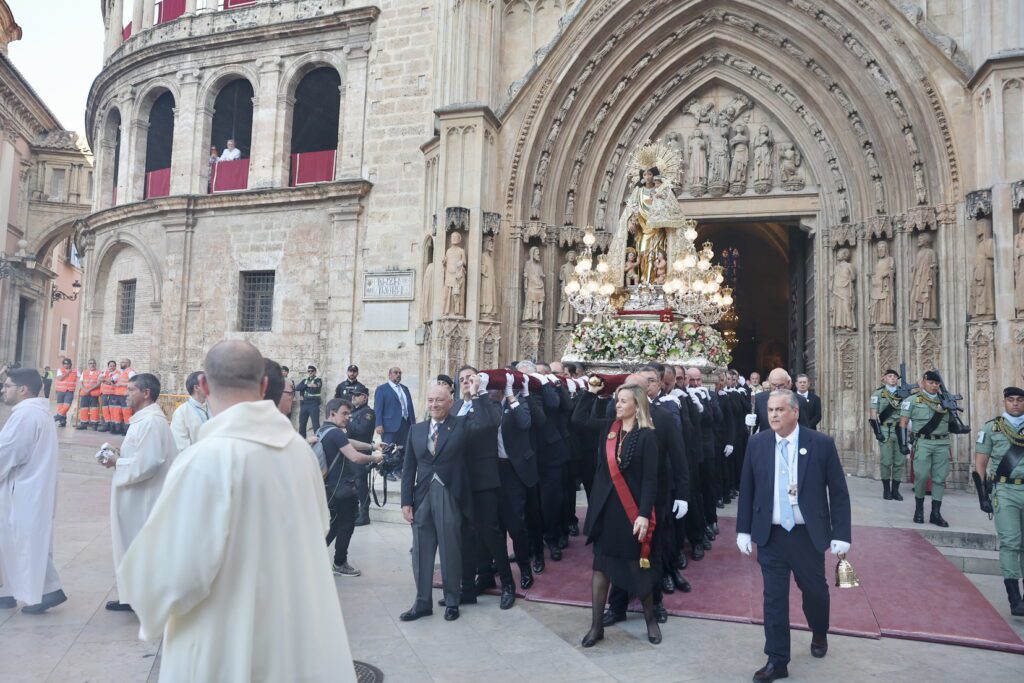 La Virgen procesionó a hombros por el Cap i Casal 42 IMG 2933