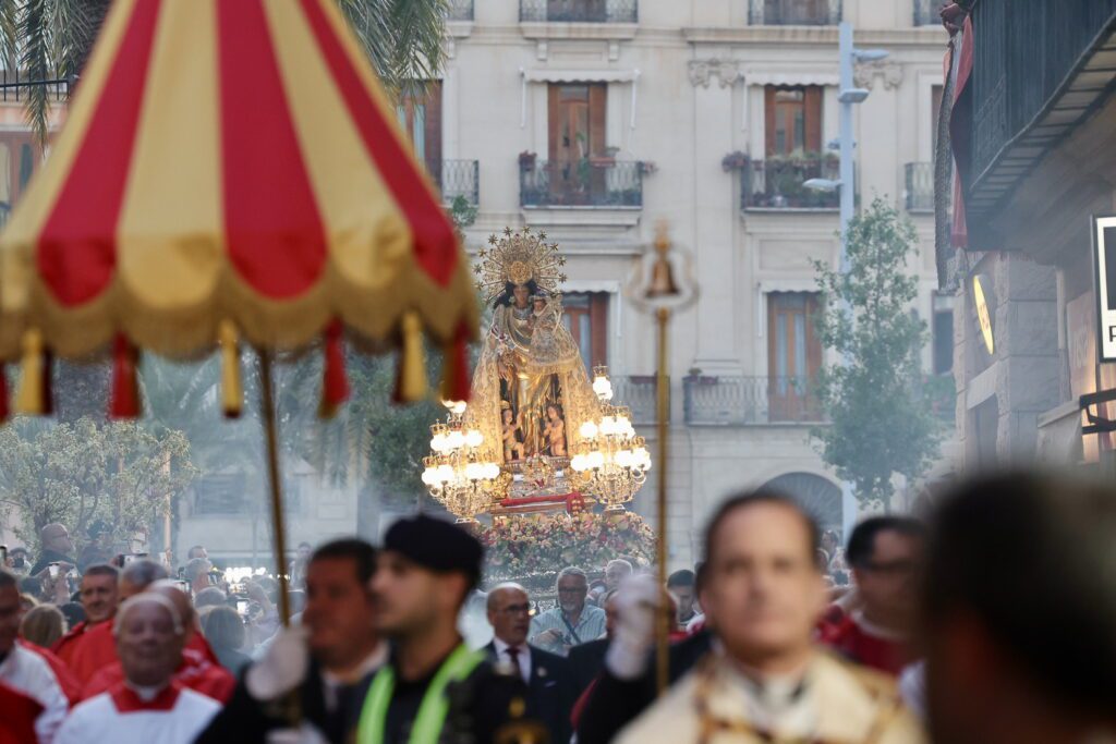 La Virgen procesionó a hombros por el Cap i Casal 48 IMG 2942