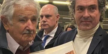 El día que se fundieron en Valencia el intelecto de Pepe Mujica, el arte de Antonio Camaró y la palabra de Pedro Adalid