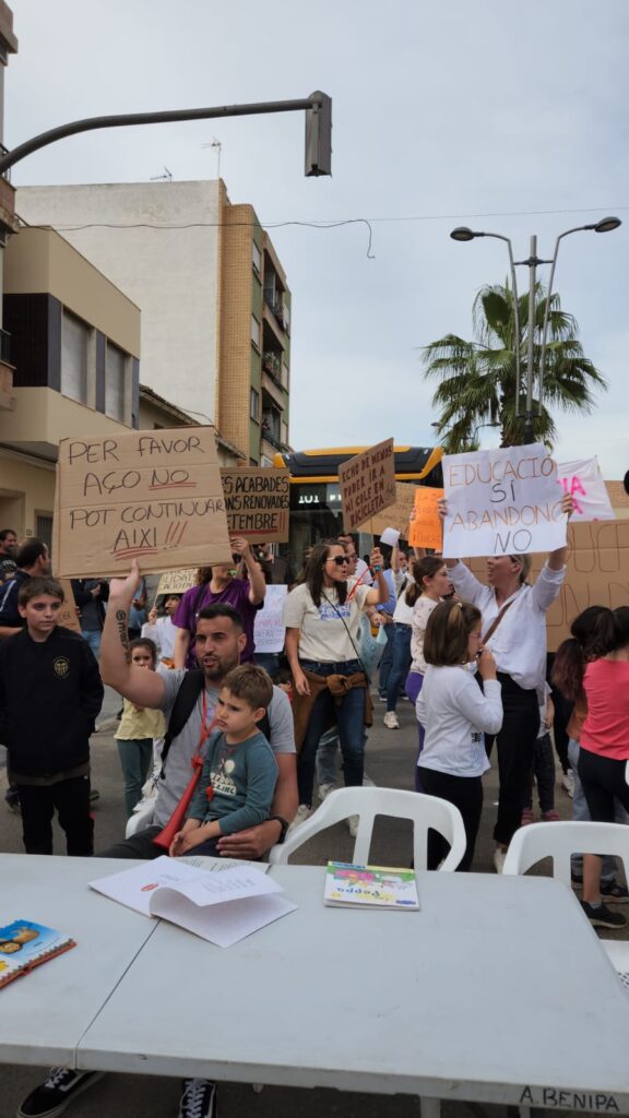 Cuando reconstruir una escuela se convierte en una odisea: Beniparrell se planta 4 Imagen de WhatsApp 2025 05 18 a las 17.39.13 b3d60c15