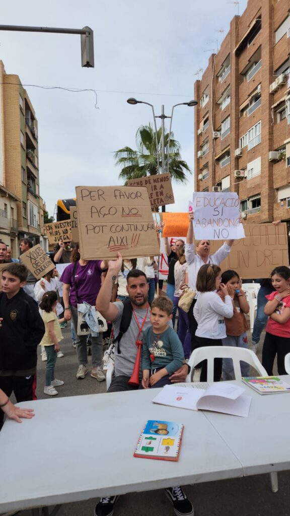 Cuando reconstruir una escuela se convierte en una odisea: Beniparrell se planta 5 Imagen de WhatsApp 2025 05 18 a las 17.39.14 4e595596