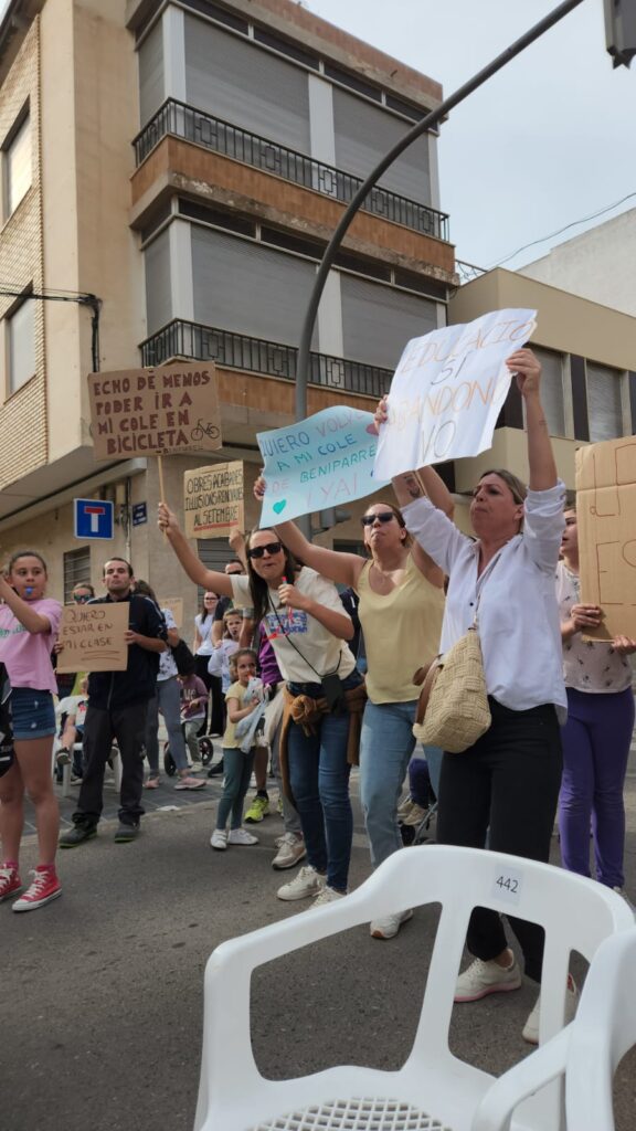 Cuando reconstruir una escuela se convierte en una odisea: Beniparrell se planta 9 Imagen de WhatsApp 2025 05 18 a las 17.39.20 6111cfcb