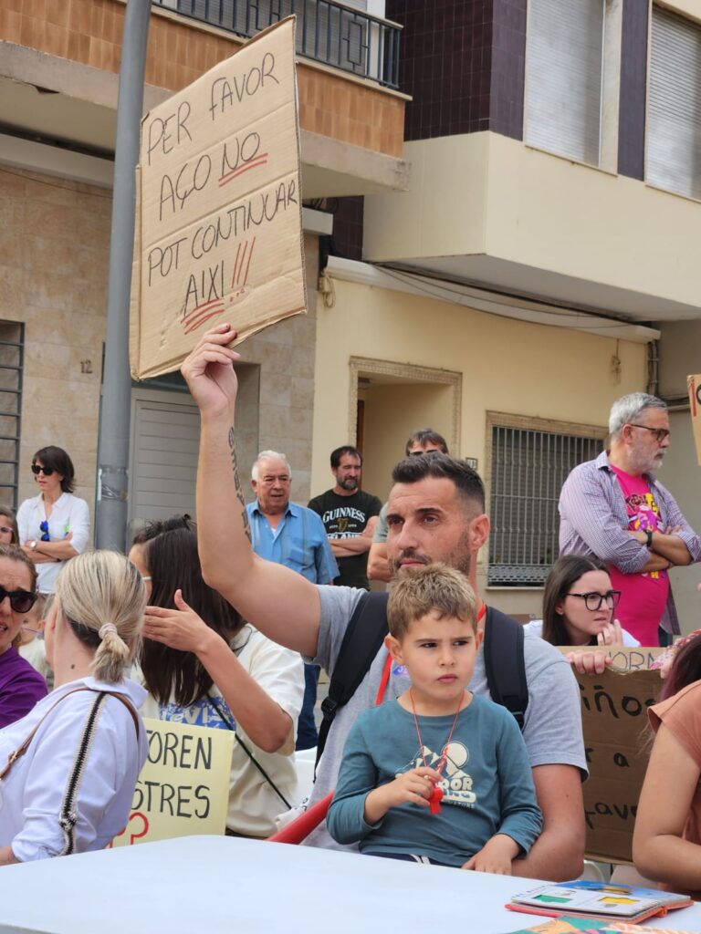 Cuando reconstruir una escuela se convierte en una odisea: Beniparrell se planta 10 Imagen de WhatsApp 2025 05 18 a las 17.39.21 1eed26f6
