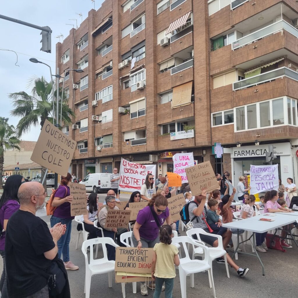 Cuando reconstruir una escuela se convierte en una odisea: Beniparrell se planta 17 Imagen de WhatsApp 2025 05 18 a las 17.39.29 0cc44d10