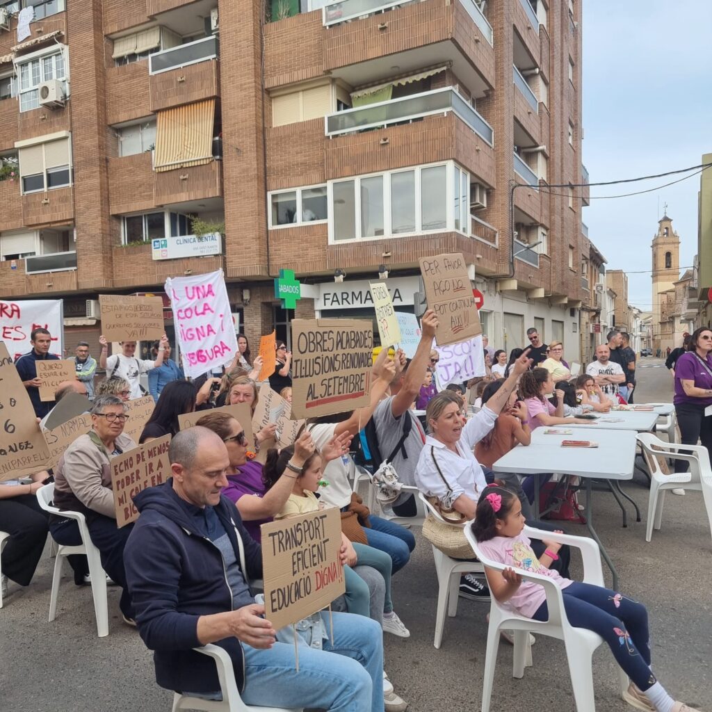 Cuando reconstruir una escuela se convierte en una odisea: Beniparrell se planta 18 Imagen de WhatsApp 2025 05 18 a las 17.39.29 4424183e