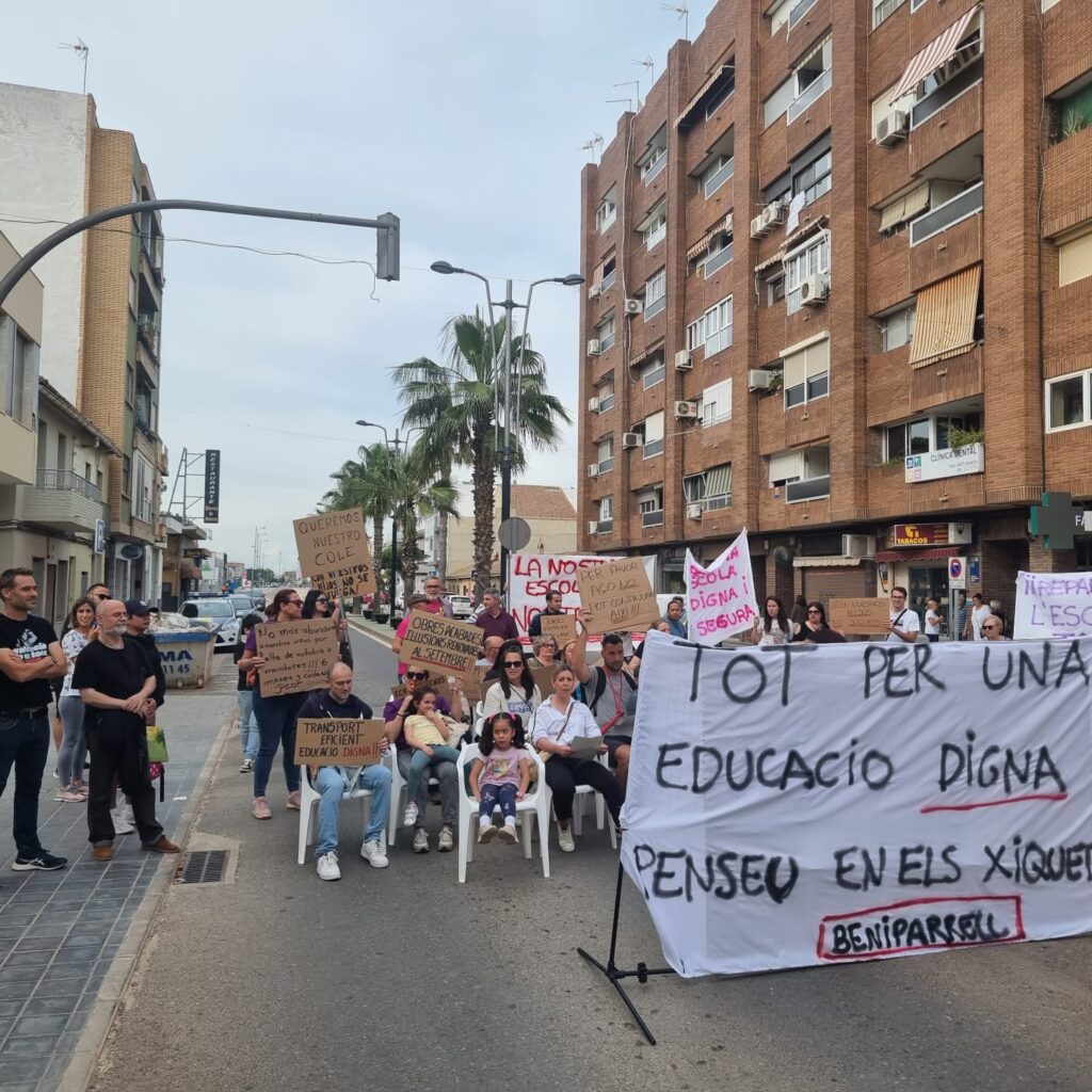 Cuando reconstruir una escuela se convierte en una odisea: Beniparrell se planta 2 Imagen de WhatsApp 2025 05 18 a las 17.39.32 7a3c54d4