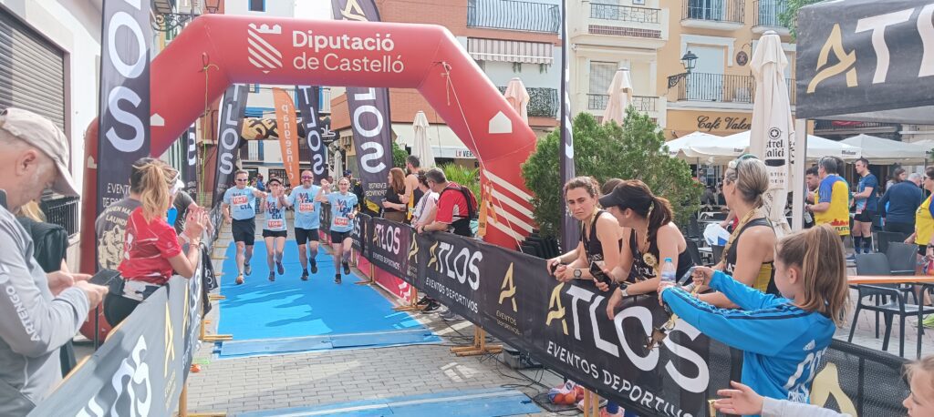 Éxito absoluto en el Maratón del Santo Grial: deporte, historia y valores en el corazón de Castellón 6 LLEGADA DE CORREDORES POR LA PAZ