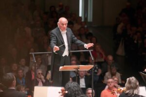 Con un concierto en en recital y en formato sinfónico