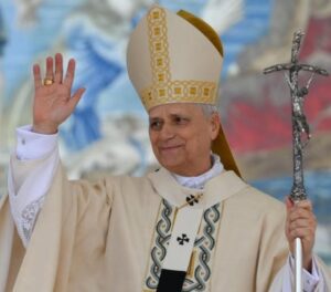 Papa Leon XIV con anillo pescador en misa inicio ministerio