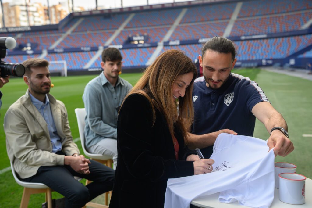El grupo Ribera presenta la campaña "Sentir la camiseta" sobre deporte y salud mental junto a deportistas de élite 4 Puri Naya y Kochorashvili con Sentir la Camiseta 069 W