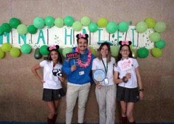 Alumnos de Valencia celebran la Semana de la Salud Mental para concienciar sobre la importancia del bienestar emocional