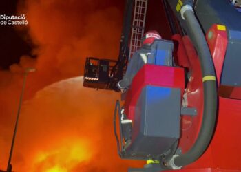 Continúa activo el incendio de una fábrica de Almassora 24 horas después