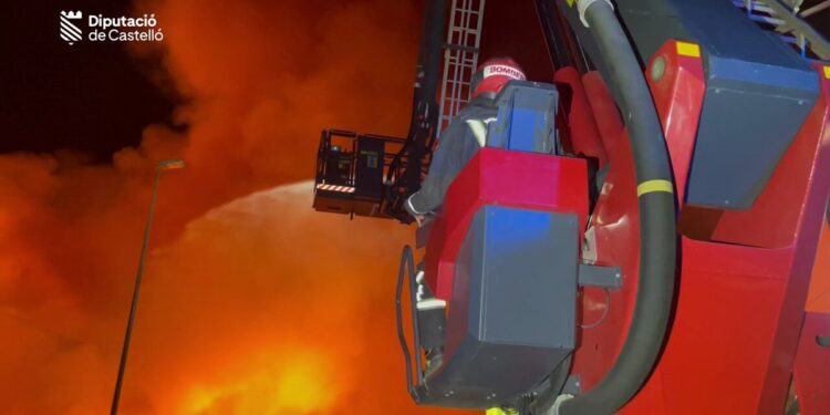 Continúa activo el incendio de una fábrica de Almassora 24 horas después