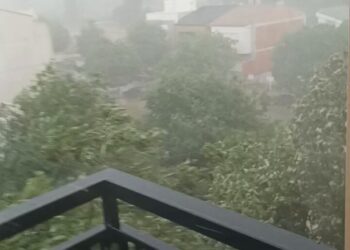 Una fuerte tormenta sorprende a Requena y descarga 18 litros en pocos minutos