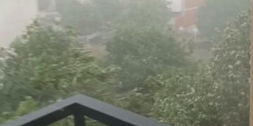 Una fuerte tormenta sorprende a Requena y descarga 18 litros en pocos minutos
