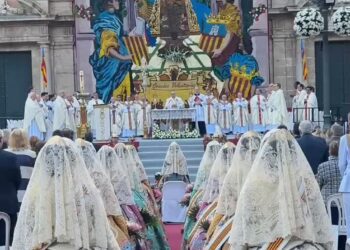 16.000 valencianos acuden a la Missa d’Infants de la Mare de Deu dels Desamparats