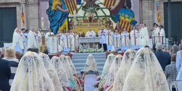 16.000 valencianos acuden a la Missa d’Infants de la Mare de Deu dels Desamparats