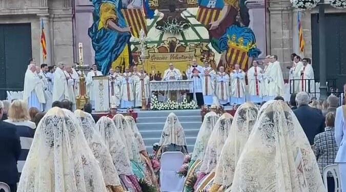 16.000 valencianos acuden a la Missa d’Infants de la Mare de Deu dels Desamparats