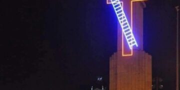 El Negret, el Cristo del Grao por primera vez sin adorno luminoso en 30 años en el Puerto de Valencia