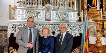 La Virgen dolorosa de los Desamparados de Parque Alcosa lleva una copia de la Mare de Deu dels Desamparats en el frontis de su trono anda
