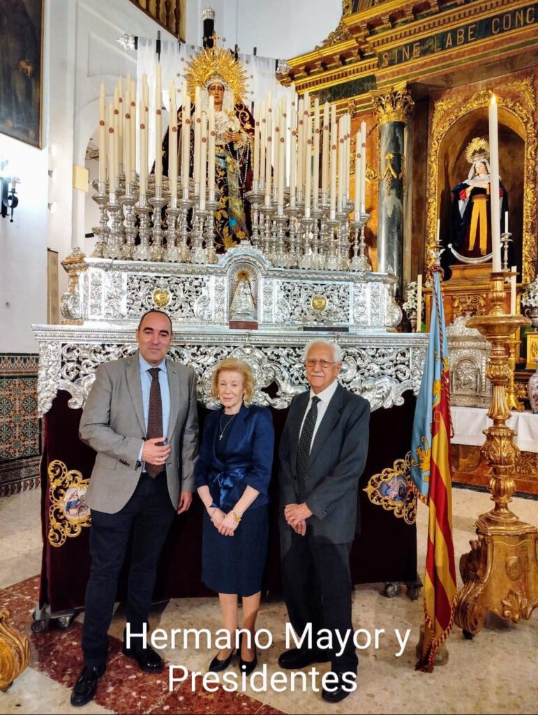 La Virgen dolorosa de los Desamparados de Parque Alcosa lleva una copia de la Mare de Deu dels Desamparats en el frontis de su trono anda