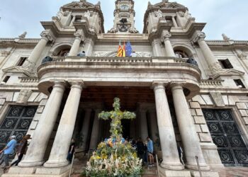 El Ayuntamiento de Valencia instala la tradicional Cruz de mayo