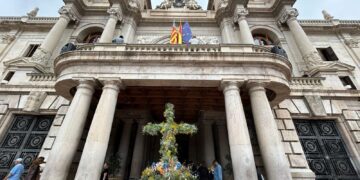 El Ayuntamiento de Valencia instala la tradicional Cruz de mayo