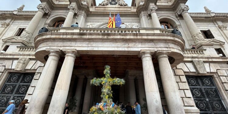 El Ayuntamiento de Valencia instala la tradicional Cruz de mayo 1 El Ayuntamiento de Valencia instala la tradicional Cruz de mayo