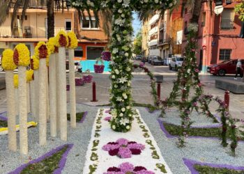 La Falla Plaça de la Creu i els Àngels guanya el Concurs de les Creus de Maig 2025