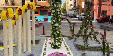 La Falla Plaça de la Creu i els Àngels guanya el Concurs de les Creus de Maig 2025