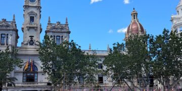 Las ventas de las floristas de la Plaza del Ayuntamiento han bajado por no poder acceder los clientes