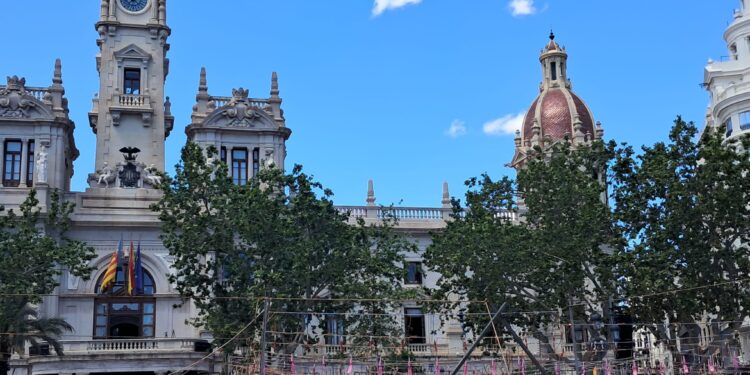 Valencia lanza los premios de datos abiertos y periodismo de datos con una dotación de 10.000 euros 1 Las ventas de las floristas de la Plaza del Ayuntamiento han bajado por no poder acceder los clientes