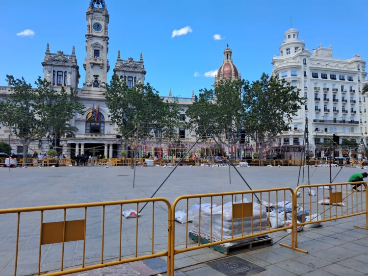 Las ventas de las floristas de la Plaza del Ayuntamiento han bajado por no poder acceder los clientes