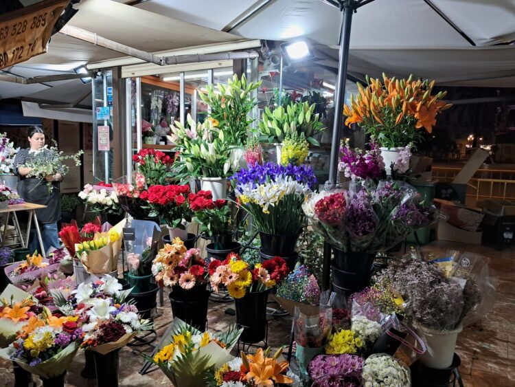Las ventas de las floristas de la Plaza del Ayuntamiento han bajado por no poder acceder los clientes