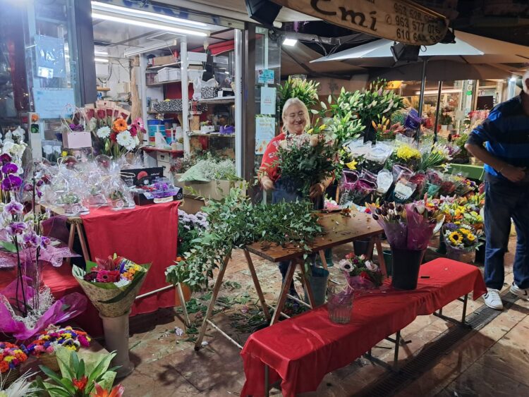 Las ventas de las floristas de la Plaza del Ayuntamiento han bajado por no poder acceder los clientes