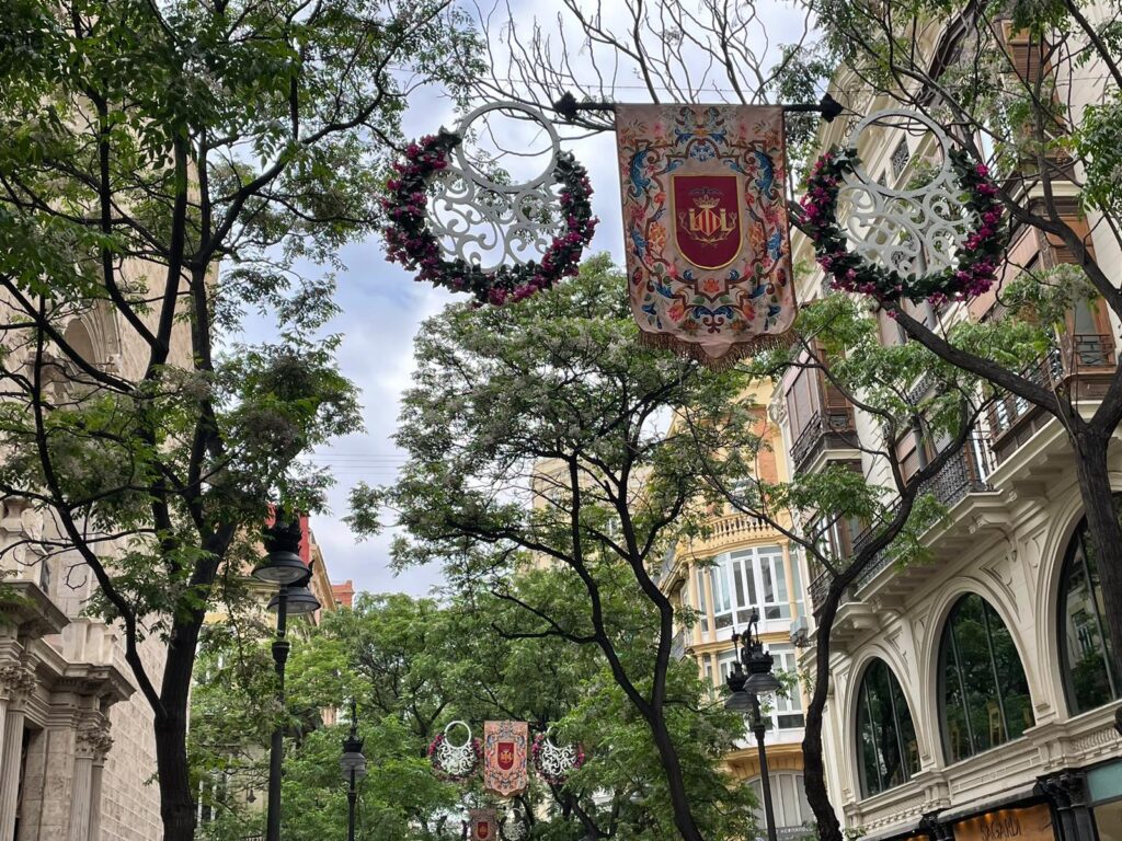Acaba la instalación del tapiz de la Virgen dedicado a los voluntarios de la #DANA 3 WhatsApp Image 2025 05 08 at 14.34.301