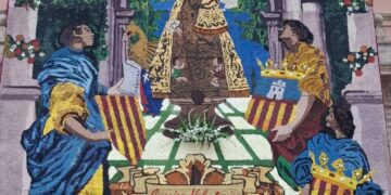 Acaba la instalación del tapiz de la Virgen dedicado a los voluntarios de la #DANA
