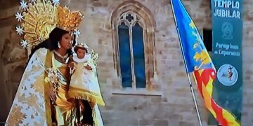 Un traslado multitudinario de la Mare de Deu dels Desamparats