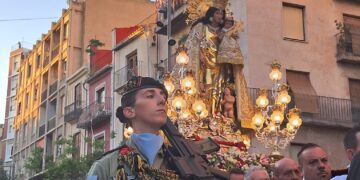 La Virgen procesionó a hombros por el Cap i Casal
