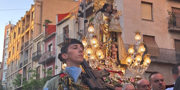 La Virgen procesionó a hombros por el Cap i Casal