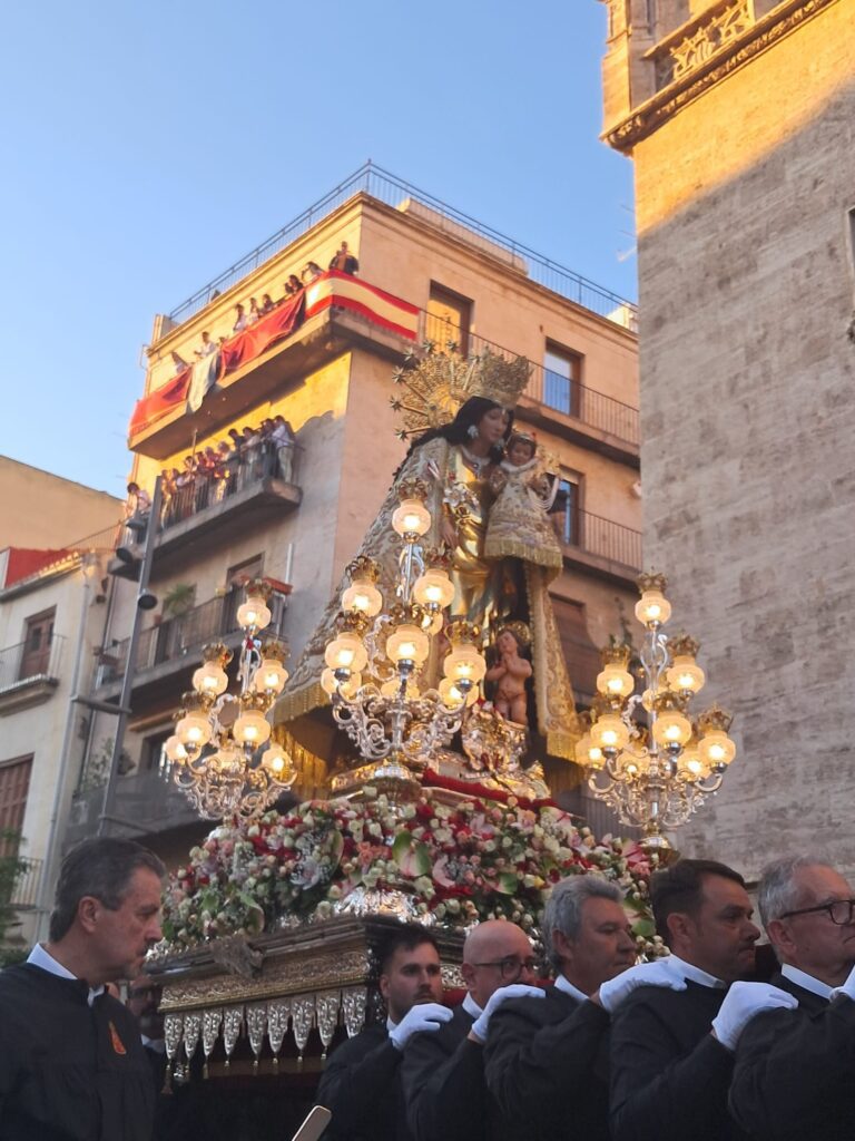 La Virgen procesionó a hombros por el Cap i Casal 50 WhatsApp Image 2025 05 12 at 11.09.07