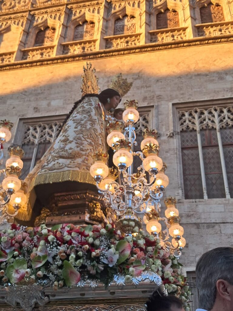 La Virgen procesionó a hombros por el Cap i Casal 52 WhatsApp Image 2025 05 12 at 11.09.072