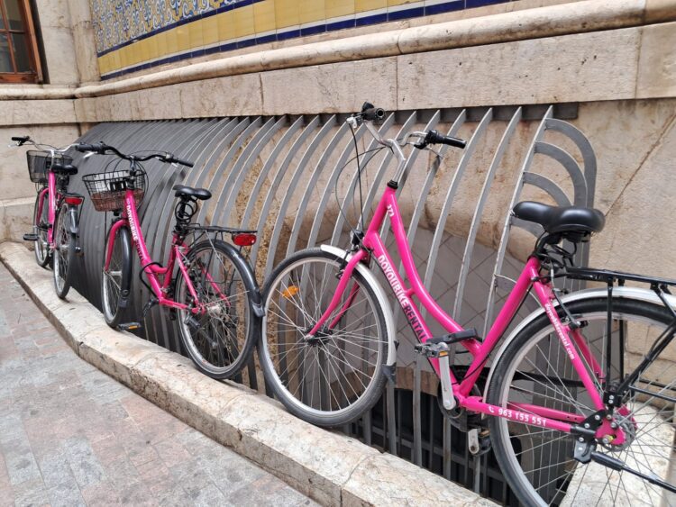 El Ajuntament de Catalá apuesta por un turismo de low cost de comer en los parques y alojarse en apartamentos turísticos