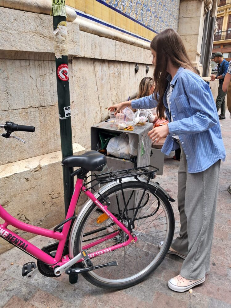 El Ajuntament de Catalá apuesta por un turismo de low cost de comer en los parques y alojarse en apartamentos turísticos