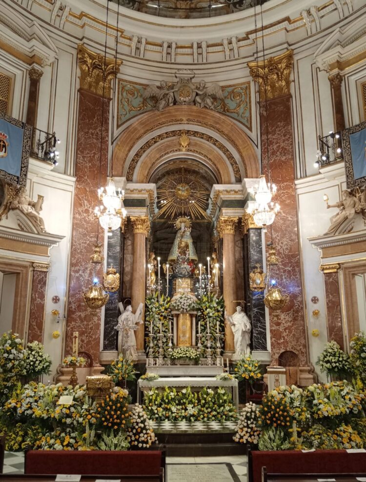 La Mare de Deu dels Desamparats profusamente decorada en la Fiesta de los floristas