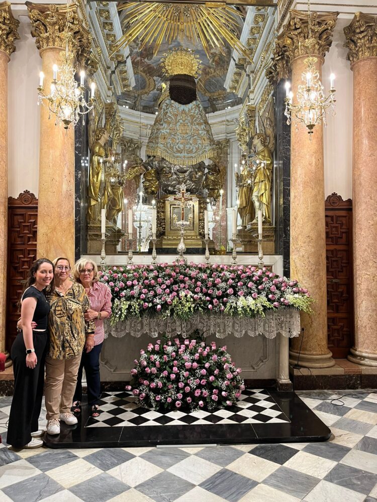 La Mare de Deu dels Desamparats profusamente decorada en la Fiesta de los floristas