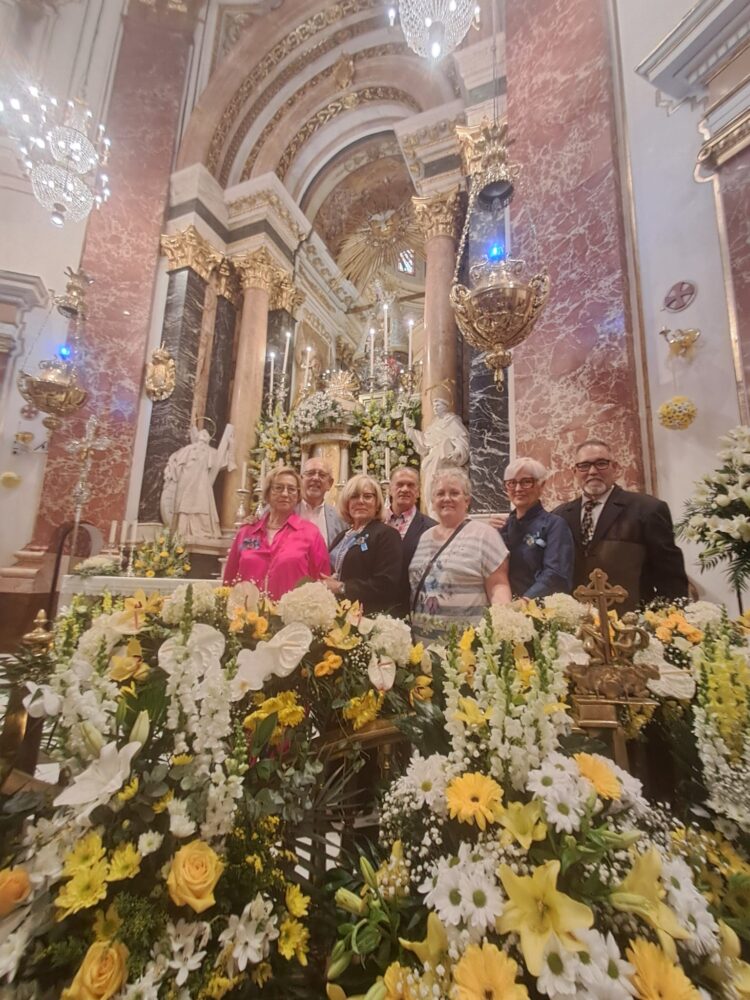 La Mare de Deu dels Desamparats profusamente decorada en la Fiesta de los floristas