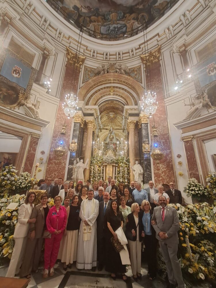 La Mare de Deu dels Desamparats profusamente decorada en la Fiesta de los floristas